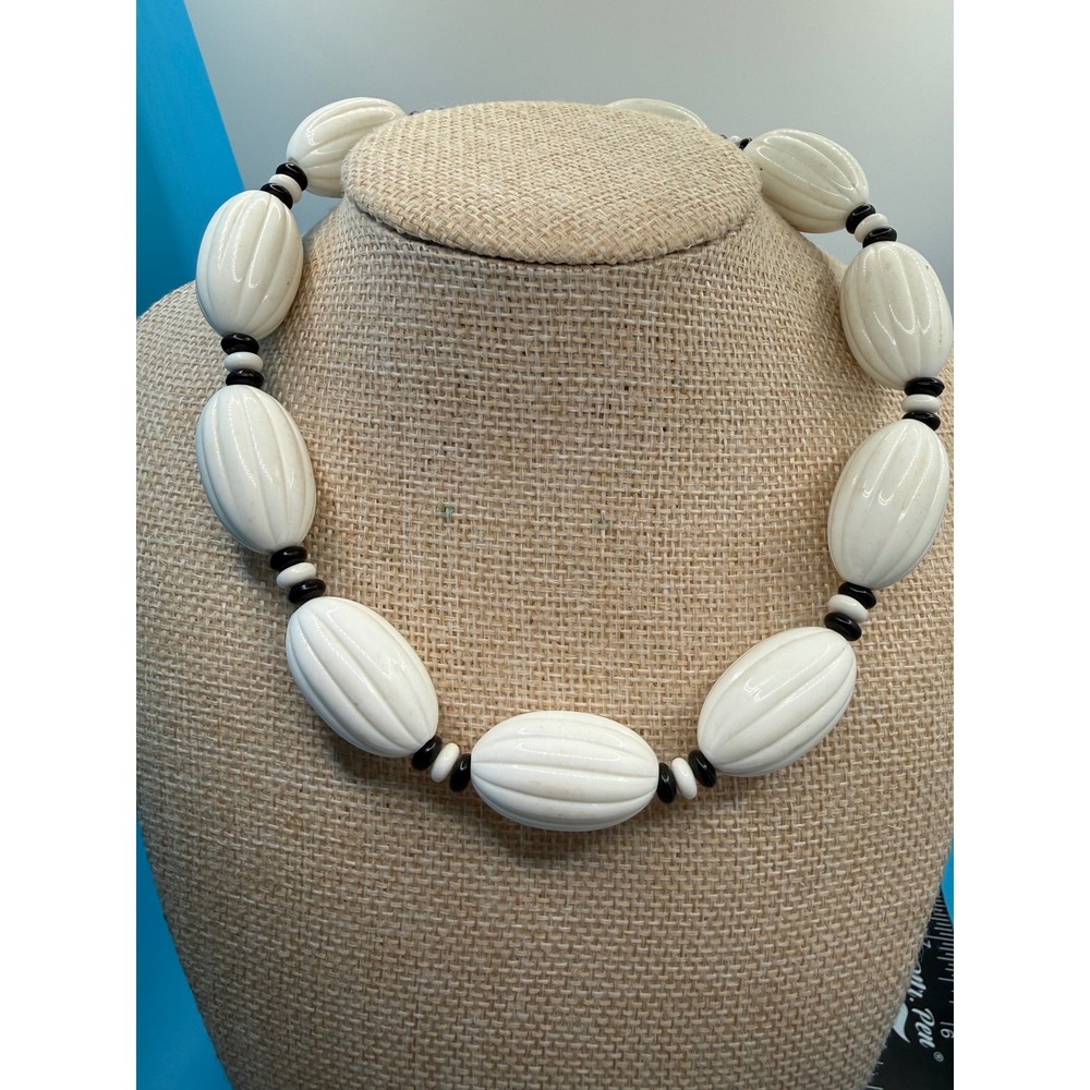 Vintage Chunky Ribbed Oval Bead Necklace Black White Cream Mod Barrel Clasp 16in